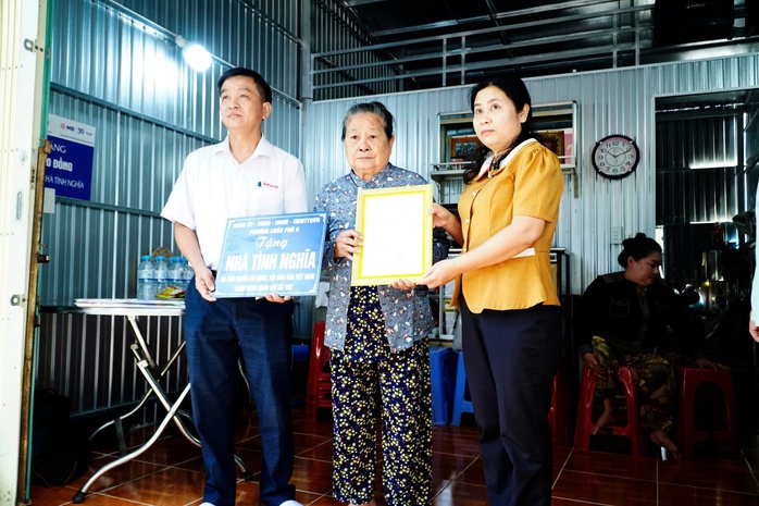 VIDEO: Mang niềm vui đến người có công với cách mạng- Ảnh 2. VIDEO: Mang niềm vui đến người có công với cách mạng- Ảnh 2.