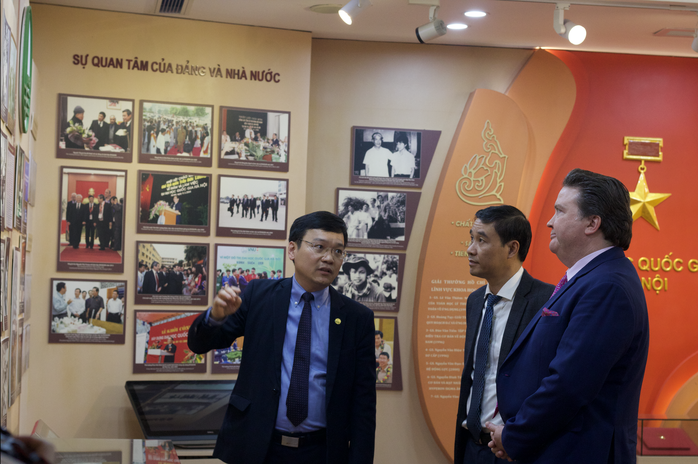 Đại sứ Marc Knapper: Chúng ta sẽ gieo trồng gì cho tương lai Việt - Mỹ?- Ảnh 7. Đại sứ Marc Knapper: Chúng ta sẽ gieo trồng gì cho tương lai Việt - Mỹ?- Ảnh 7.
