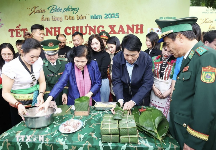 Chủ tịch nước Lương Cường gói bánh chưng khi thăm Lai Châu, dự "Xuân biên phòng ấm lòng dân bản"- Ảnh 1. Chủ tịch nước Lương Cường gói bánh chưng khi thăm Lai Châu, dự "Xuân biên phòng ấm lòng dân bản"- Ảnh 1.