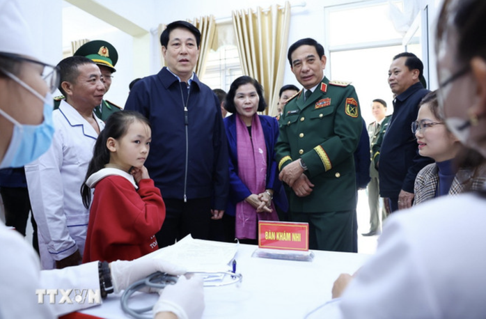 Chủ tịch nước Lương Cường gói bánh chưng khi thăm Lai Châu, dự "Xuân biên phòng ấm lòng dân bản"- Ảnh 4. Chủ tịch nước Lương Cường gói bánh chưng khi thăm Lai Châu, dự "Xuân biên phòng ấm lòng dân bản"- Ảnh 4.