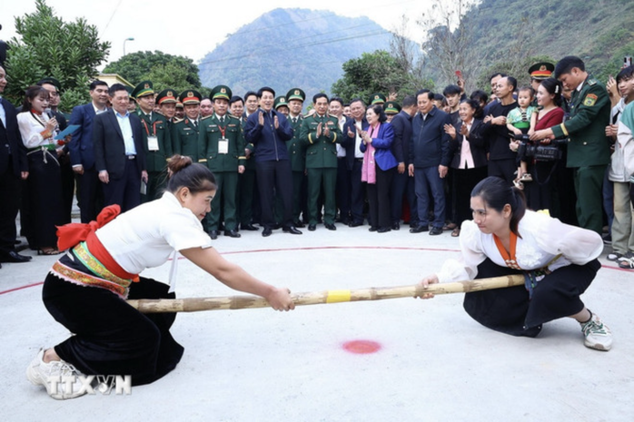 Chủ tịch nước Lương Cường gói bánh chưng khi thăm Lai Châu, dự "Xuân biên phòng ấm lòng dân bản"- Ảnh 5. Chủ tịch nước Lương Cường gói bánh chưng khi thăm Lai Châu, dự "Xuân biên phòng ấm lòng dân bản"- Ảnh 5.