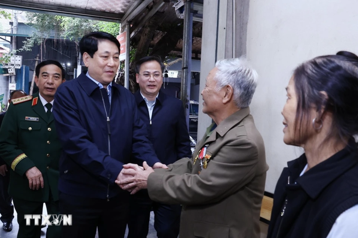 Chủ tịch nước Lương Cường gói bánh chưng khi thăm Lai Châu, dự "Xuân biên phòng ấm lòng dân bản"- Ảnh 6. Chủ tịch nước Lương Cường gói bánh chưng khi thăm Lai Châu, dự "Xuân biên phòng ấm lòng dân bản"- Ảnh 6.