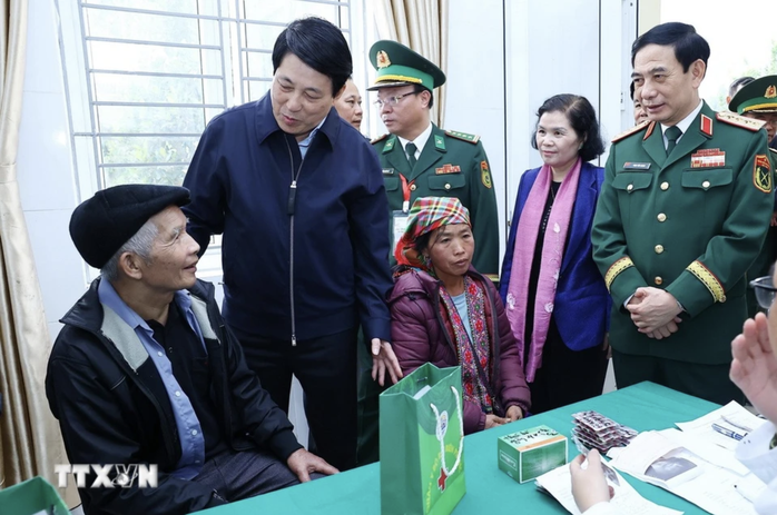 Chủ tịch nước Lương Cường gói bánh chưng khi thăm Lai Châu, dự "Xuân biên phòng ấm lòng dân bản"- Ảnh 3. Chủ tịch nước Lương Cường gói bánh chưng khi thăm Lai Châu, dự "Xuân biên phòng ấm lòng dân bản"- Ảnh 3.