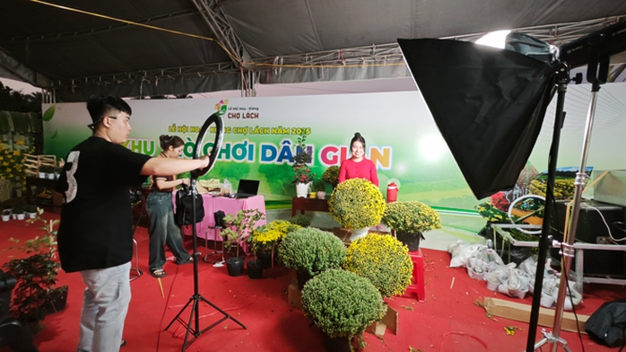 Nhà vườn livestream bán hàng Tết ở Lễ hội hoa - kiểng Chợ Lách (tỉnh Bến Tre) Ảnh: NGỌC ÁNH Nhà vườn livestream bán hàng Tết ở Lễ hội hoa - kiểng Chợ Lách (tỉnh Bến Tre) Ảnh: NGỌC ÁNH