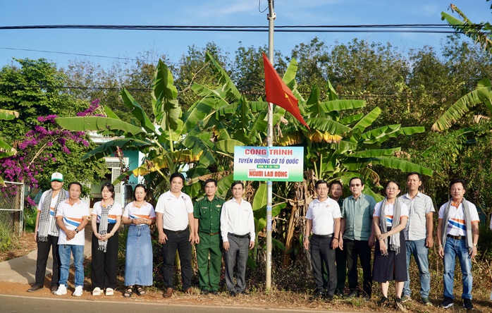 Báo Người Lao Động trao tặng cờ Tổ quốc, học bổng cho học sinh thiểu số ở Bình Phước- Ảnh 4. Báo Người Lao Động trao tặng cờ Tổ quốc, học bổng cho học sinh thiểu số ở Bình Phước- Ảnh 4.