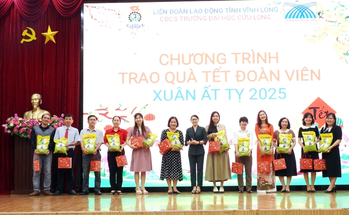 Niềm vui cho Công đoàn viên khó khăn của Trường ĐH Cửu Long - Ảnh 2. Niềm vui cho Công đoàn viên khó khăn của Trường ĐH Cửu Long - Ảnh 2.