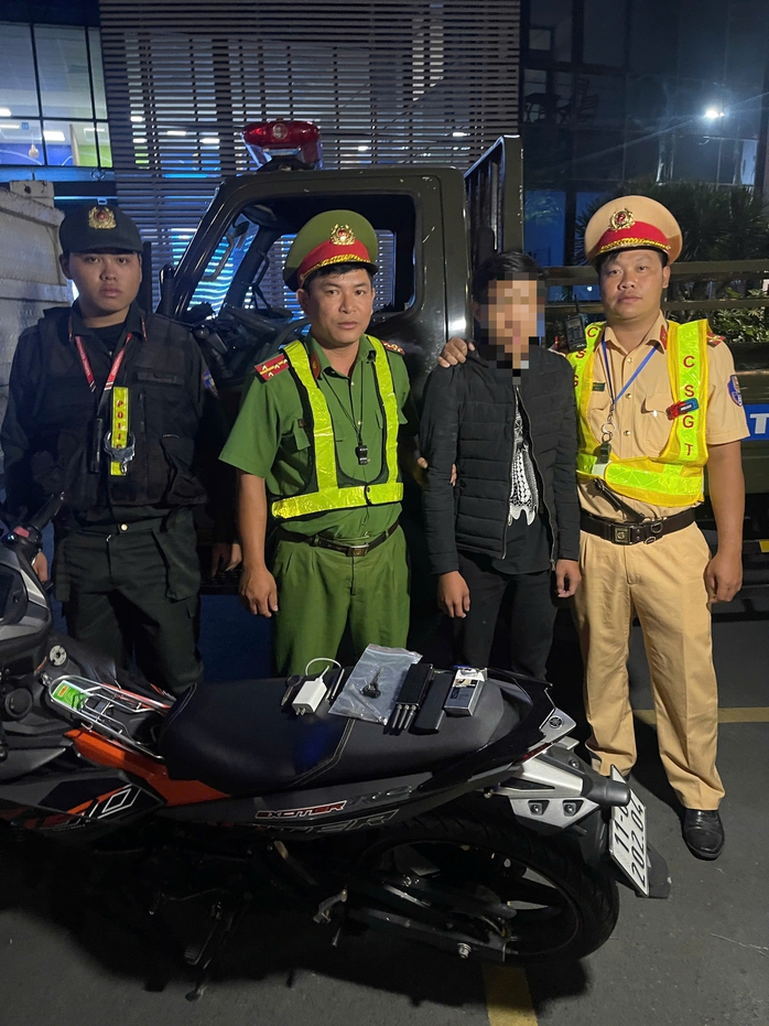 Công an Bình Dương đang kiểm tra nồng độ cồn thì phát hiện hành vi đáng ngờ của 1 đối tượng- Ảnh 1. Công an Bình Dương đang kiểm tra nồng độ cồn thì phát hiện hành vi đáng ngờ của 1 đối tượng- Ảnh 1.