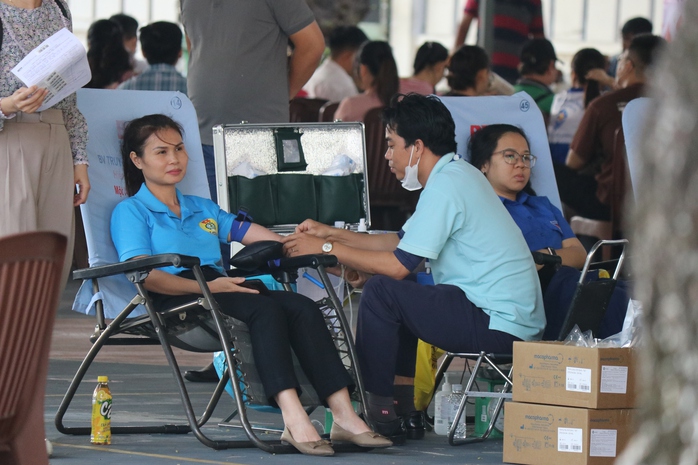 Hơn 200 tình nguyện viên tham gia hiến những "Giọt máu nghĩa tình"- Ảnh 4. Hơn 200 tình nguyện viên tham gia hiến những "Giọt máu nghĩa tình"- Ảnh 4.