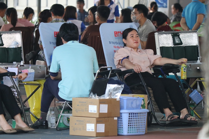Hơn 200 tình nguyện viên tham gia hiến những "Giọt máu nghĩa tình"- Ảnh 5. Hơn 200 tình nguyện viên tham gia hiến những "Giọt máu nghĩa tình"- Ảnh 5.