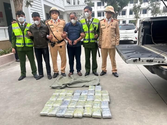 Cảnh sát nổ súng bắt xe ôtô chở ma túy, trên xe có chủ tịch xã- Ảnh 1. Cảnh sát nổ súng bắt xe ôtô chở ma túy, trên xe có chủ tịch xã- Ảnh 1.