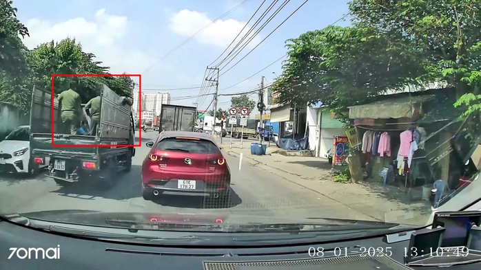 Công an Bình Dương lên tiếng về thông tin “xe tải biển trắng chở lực lượng phía sau, chạy ưu tiên” - Ảnh 1. Công an Bình Dương lên tiếng về thông tin “xe tải biển trắng chở lực lượng phía sau, chạy ưu tiên” - Ảnh 1.