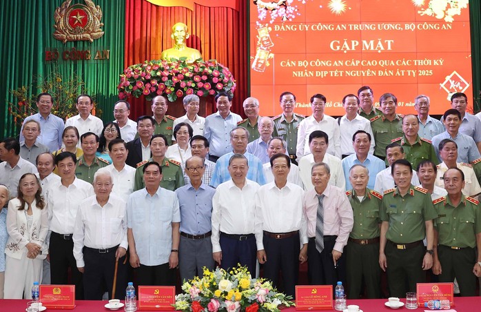 Lực lượng công an tiếp tục gương mẫu đi đầu trong xây dựng và phát triển đất nước- Ảnh 1.