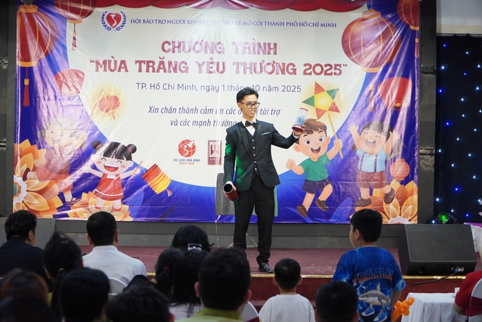 Trung thu ấm áp của hơn 200 trẻ em kém may mắn tại TP HCM - Ảnh 2.