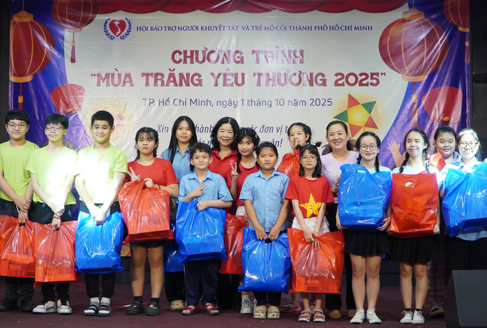 Trung thu ấm áp của hơn 200 trẻ em kém may mắn tại TP HCM - Ảnh 1.