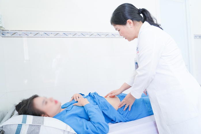 Từ nỗi lo phải cắt tử cung đến cái kết có hậu sau ca mổ u xơ tử cung cho cô gái trẻ - Ảnh 2.
