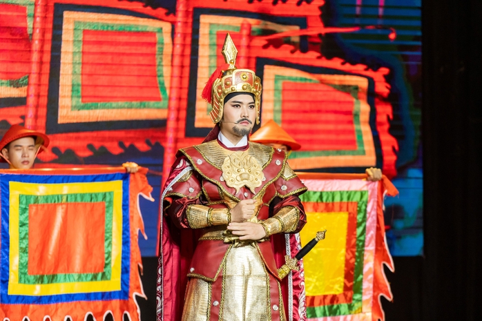 Nguyễn Tấn Đạt - Tỏa sáng sau chiến thắng Giải Hội đồng báo chí "Chuông vàng vọng cổ" - Ảnh 1.