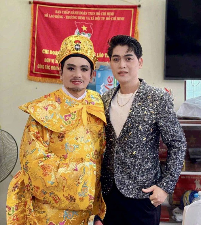 Nguyễn Tấn Đạt - Tỏa sáng sau chiến thắng Giải Hội đồng báo chí "Chuông vàng vọng cổ" - Ảnh 3.