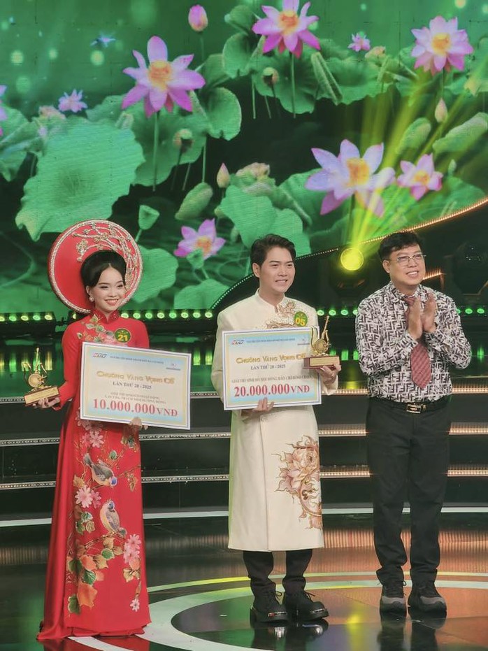 Nguyễn Tấn Đạt - Tỏa sáng sau chiến thắng Giải Hội đồng báo chí "Chuông vàng vọng cổ" - Ảnh 2.
