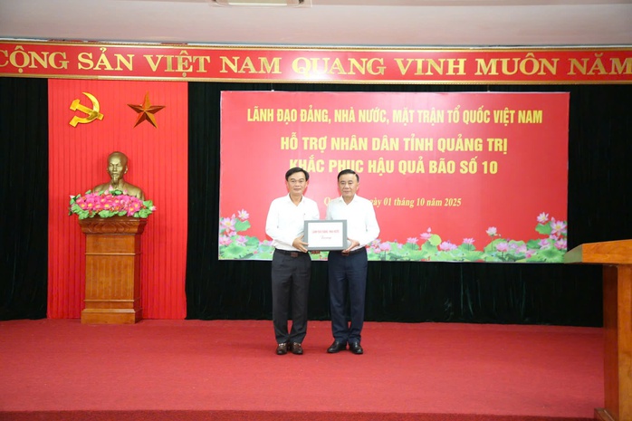 Thường trực Ban Bí thư Trần Cẩm Tú thăm Quảng Trị sau bão số 10 - Ảnh 1.
