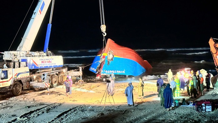 Thường trực Ban Bí thư Trần Cẩm Tú thăm Quảng Trị sau bão số 10 - Ảnh 3.