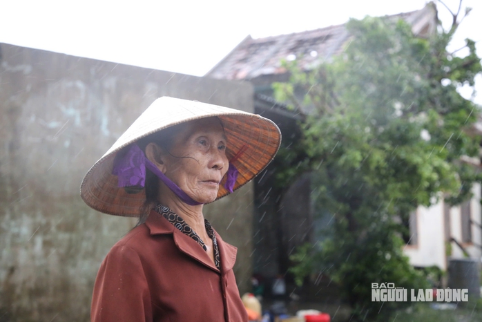 Thường trực Ban Bí thư Trần Cẩm Tú thăm Quảng Trị sau bão số 10 - Ảnh 2.