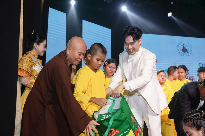 Nguyên Vũ lấy doanh thu của bài hit góp vào quỹ "Vì nụ cười trẻ em"   - Ảnh 2.
