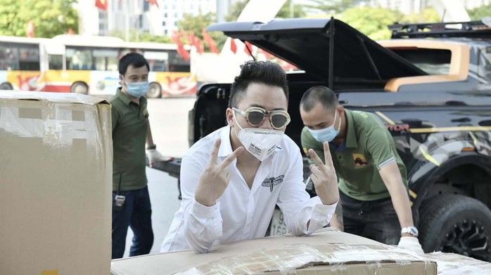 Những nghệ sĩ ủng hộ khắc phục thiệt hại do bão số 10 Bualoi - Ảnh 2.