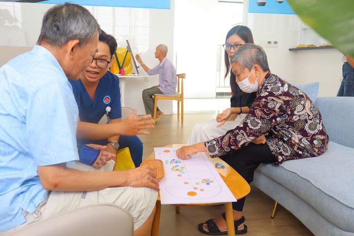 Ra mắt mô hình mới: Chăm sóc, đưa đón người cao tuổi trong ngày - Ảnh 2.