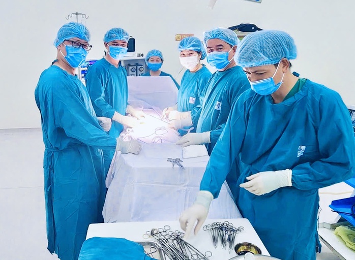 Từ nỗi lo phải cắt tử cung đến cái kết có hậu sau ca mổ u xơ tử cung cho cô gái trẻ - Ảnh 1.