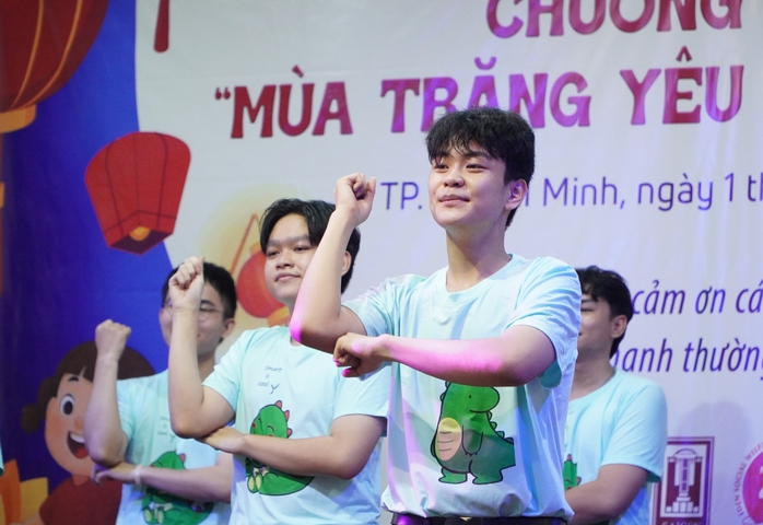 Trung thu ấm áp của hơn 200 trẻ em kém may mắn tại TP HCM - Ảnh 3.