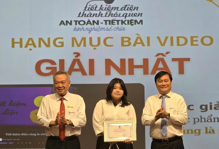 Điện lực TP HCM trao thưởng cuộc thi “Tiết kiệm điện thành thói quen”- Ảnh 3.
