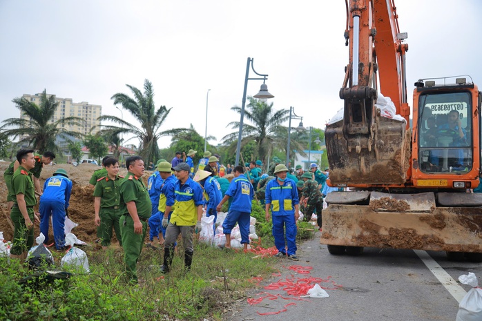 Đê sông Vinh bị vỡ đoạn dài 6 m, hàng trăm người căng mình ứng cứu- Ảnh 4.