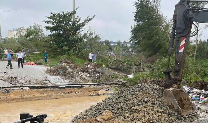 Đê sông Vinh bị vỡ đoạn dài 6 m, hàng trăm người căng mình ứng cứu- Ảnh 1.