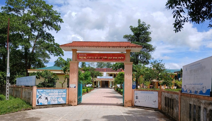 Tạm đình chỉ Phó Hiệu trưởng Đỗ Thị Hồng Huế sau Vụ ngộ độc học sinh tại Kim thủy - Ảnh 1.
