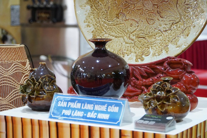 Hàng trăm sản phẩm tinh hoa làng nghề thu hút khách hàng - Ảnh 1.