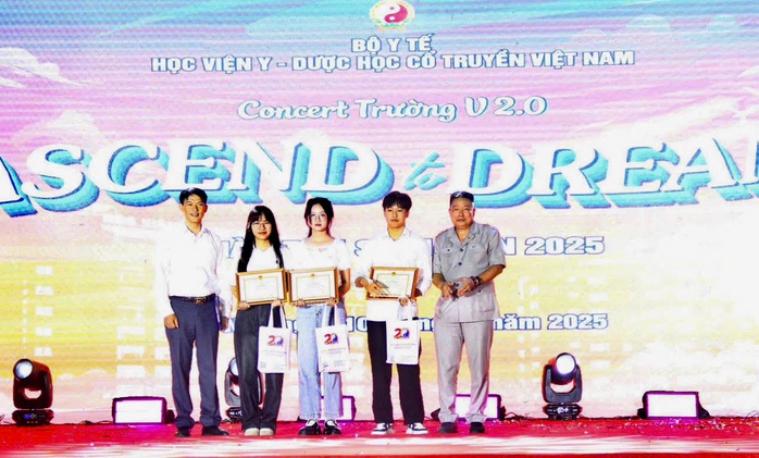 Gen Z say mê cây cỏ, muốn lan tỏa giá trị đông y Việt Nam - Ảnh 1.