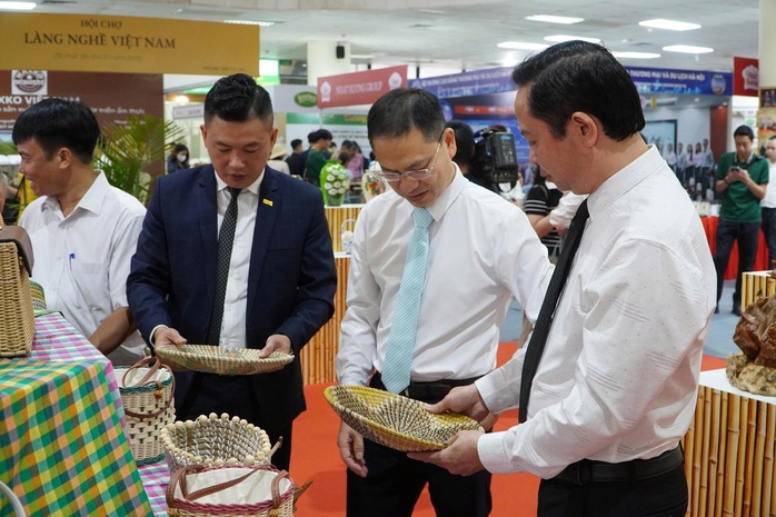 Hàng trăm sản phẩm tinh hoa làng nghề thu hút khách hàng - Ảnh 2.