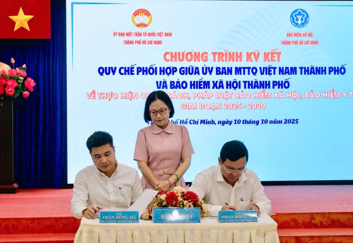 TP HCM: Trao 443 thẻ BHYT cho phụ nữ khó khăn, lan tỏa chính sách an sinh nhân văn - Ảnh 1.