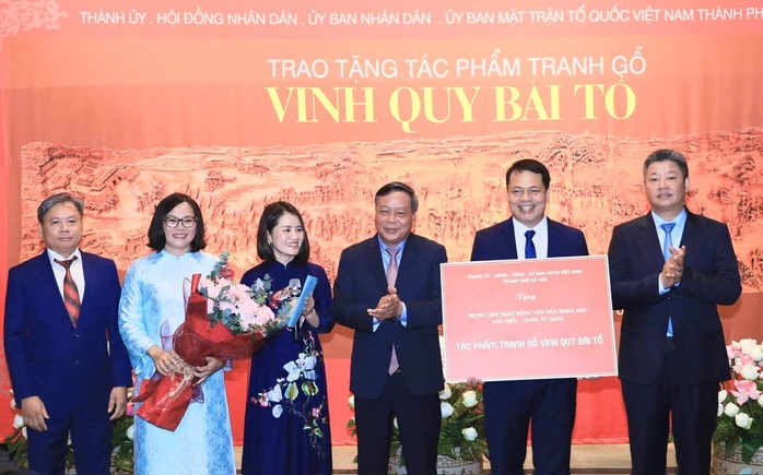 Hà Nội trao tranh "Vinh quy bái Tổ" tặng Văn Miếu - Ảnh 1.