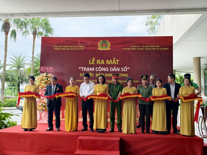 Công an TP HCM lần đầu ra mắt "Trạm công dân số" - Ảnh 2.