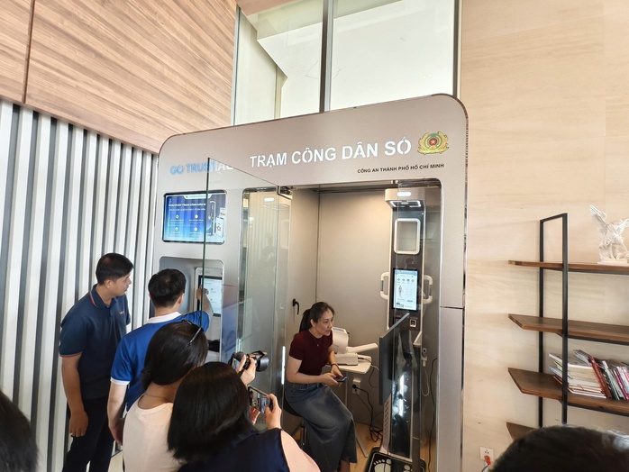 Công an TP HCM lần đầu ra mắt "Trạm công dân số" - Ảnh 3.