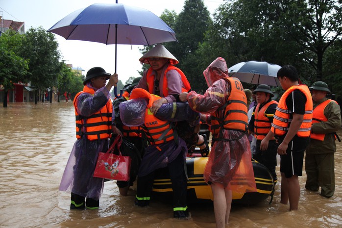 Thiên tai bất thường và thiệt hại kinh tế lớn sau mưa lũ tại Việt Nam - Ảnh 1.