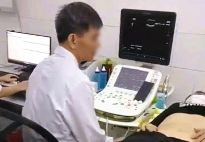 Xử lý bác sĩ vừa siêu âm vừa xem bóng đá trên điện thoại - Ảnh 1.