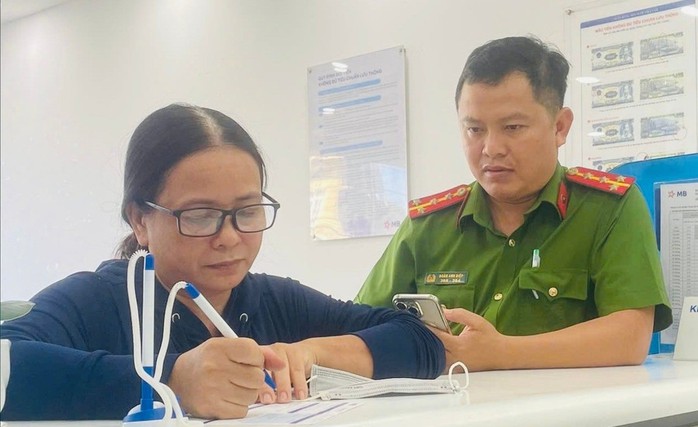 Nhận được 1 tỉ đồng chuyển nhầm, người phụ nữ vội vàng báo công an - Ảnh 1. Nhận được 1 tỉ đồng chuyển nhầm, người phụ nữ vội vàng báo công an - Ảnh 1.