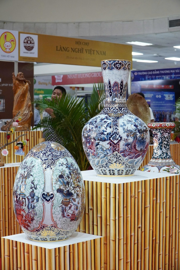 Hàng trăm sản phẩm tinh hoa làng nghề thu hút khách hàng - Ảnh 3.