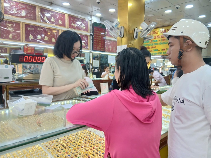 Lúng túng quy định mới mua bán vàng   - Ảnh 1.
