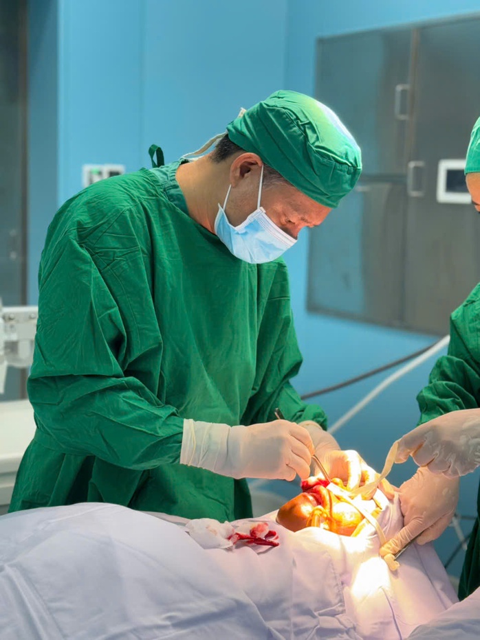 Phẫu thuật thành công cho người đàn ông bị chấn thương ở Côn Đảo - Ảnh 3.