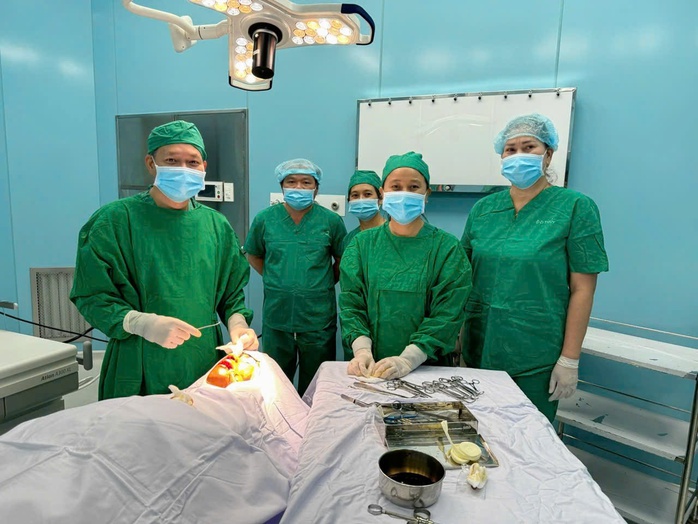 Phẫu thuật thành công cho người đàn ông bị chấn thương ở Côn Đảo - Ảnh 1.