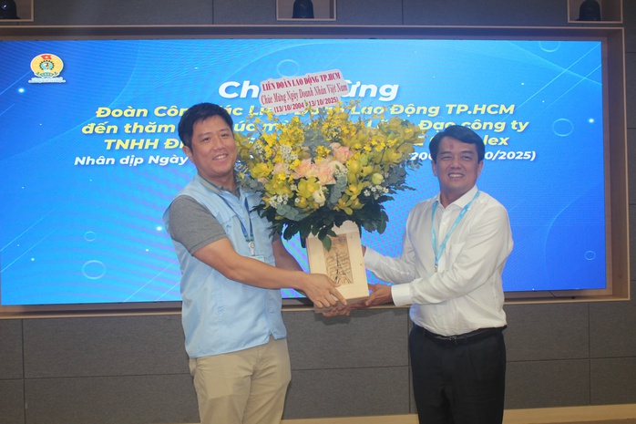 Tổng giám đốc cùng ăn cơm, đến thăm nhà trọ để hiểu người lao động - Ảnh 1.