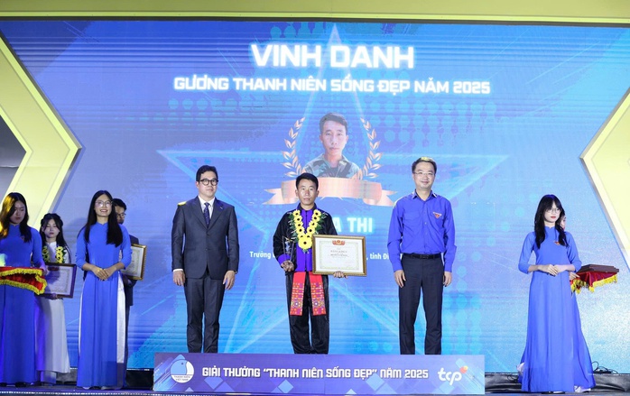 Trưởng bản Mùa A Thi cứu 90 người thoát lũ và nhận Giải thưởng Thanh niên sống đẹp - Ảnh 1.